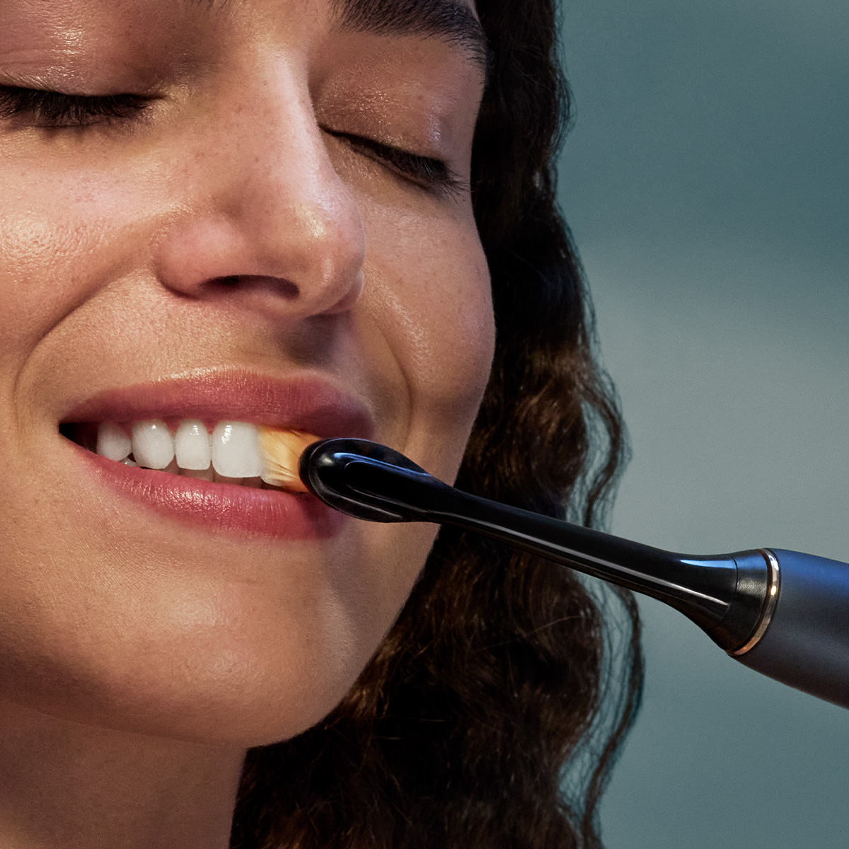 Prim-plan al unui zâmbet proaspăt și sănătos