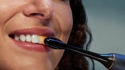 Prim-plan al unui zâmbet proaspăt și sănătos