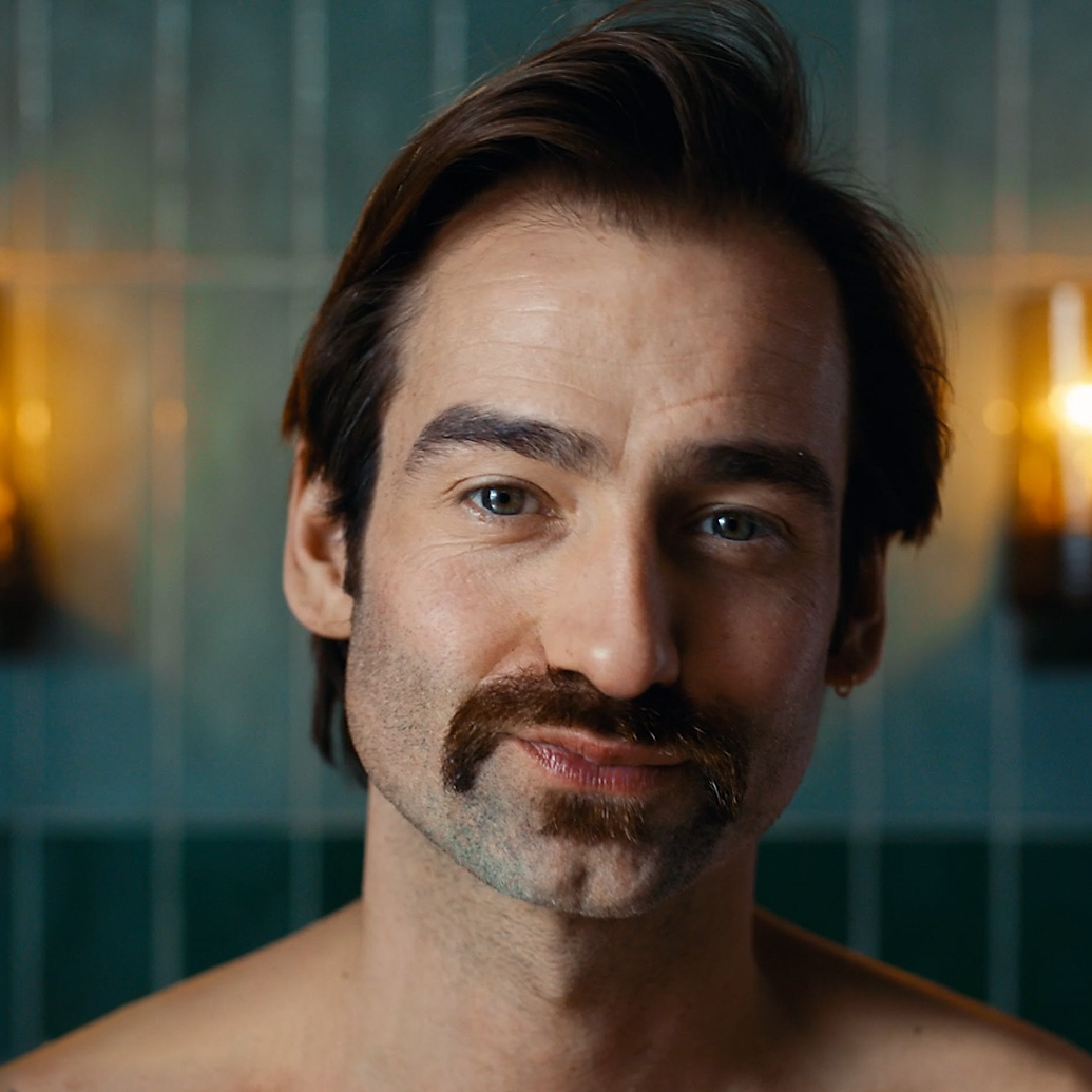 Muškarac s frizurom OneBlade u stilu Zappe