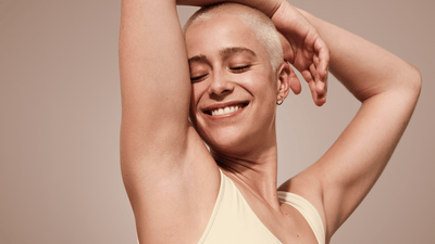 Жінка епілює ноги