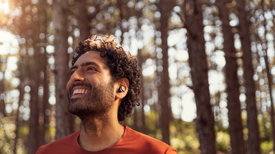 Muž používa bezdrôtové športové slúchadlá Philips počas tréningu vonku a vychutnáva si hudbu pri aktívnom cvičení.