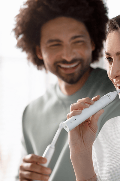 A women is brushing her teeth
