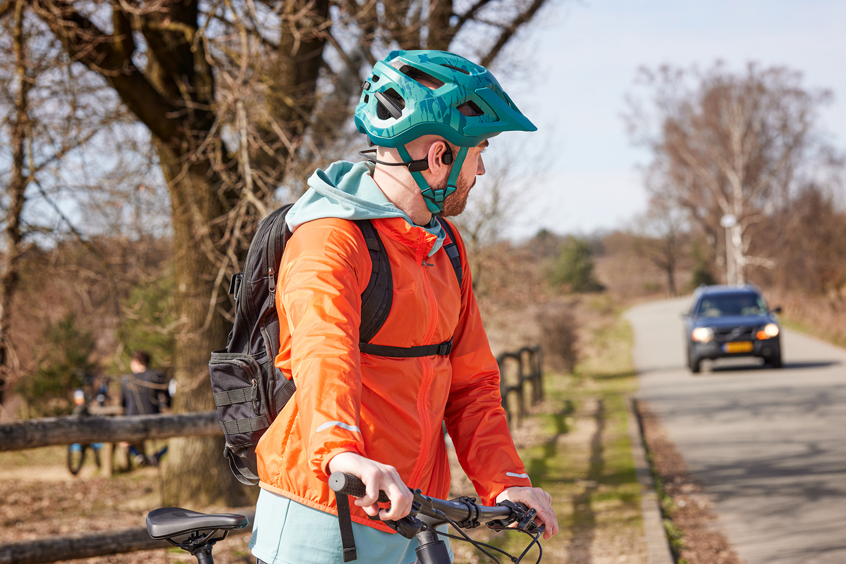 Athlete cycling using Philips headphones