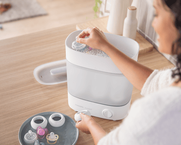 Esterilizador de mamadeira na bancada da cozinha