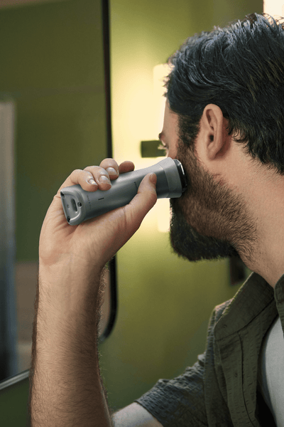 Homem a barbear o rosto