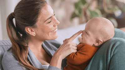 Мати грає з новонародженим