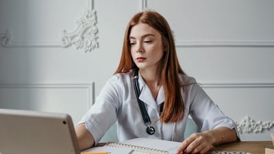 medic-investigheaza-la-birou-rezultate-analize-san