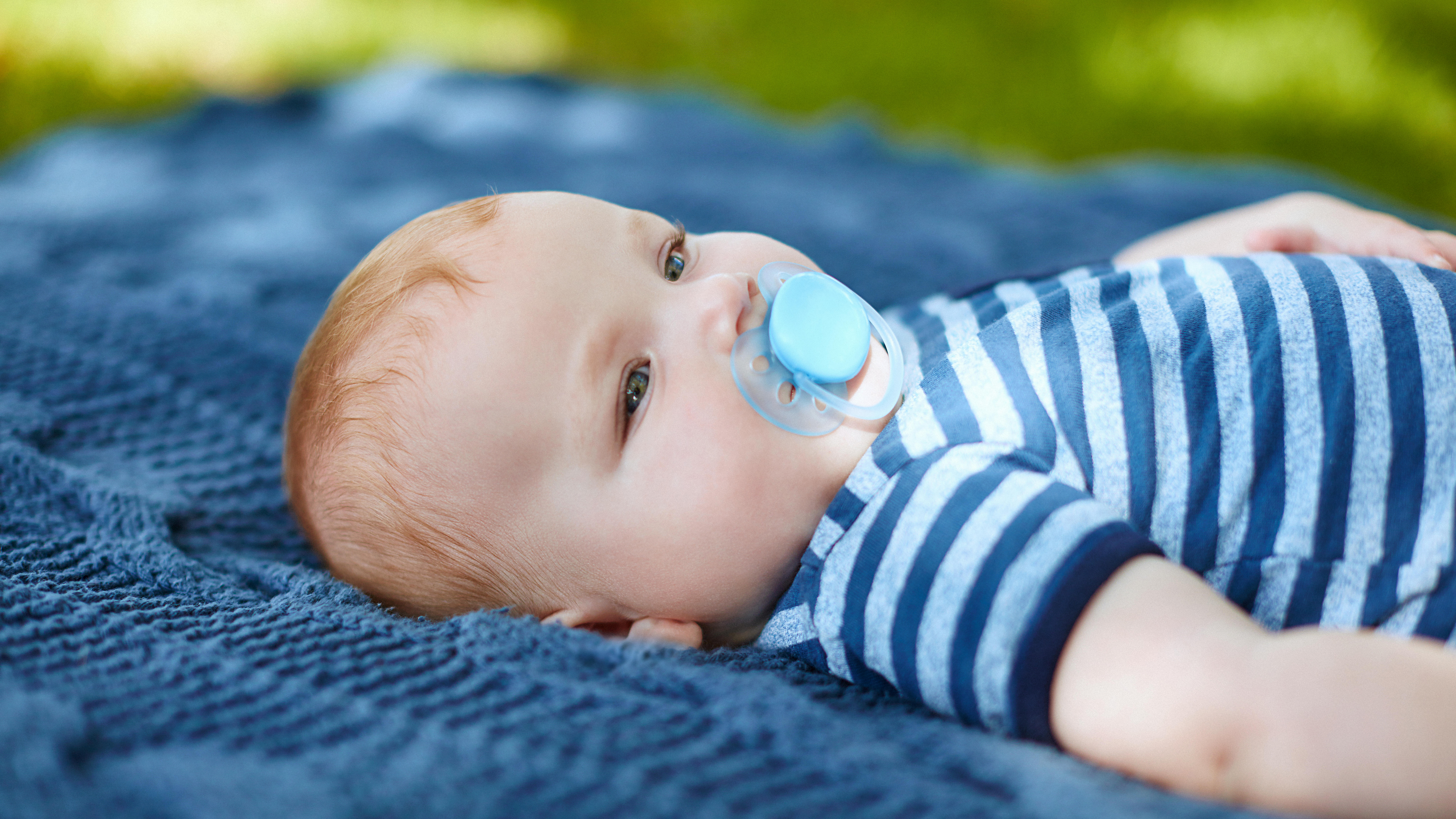 El bebé succiona tranquilamente el chupete