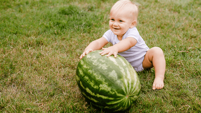 Copil mic la picnic cu o expresie veselă