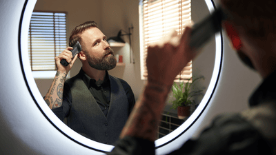 Mężczyzna pielęgnuje włosy z multigroomerem