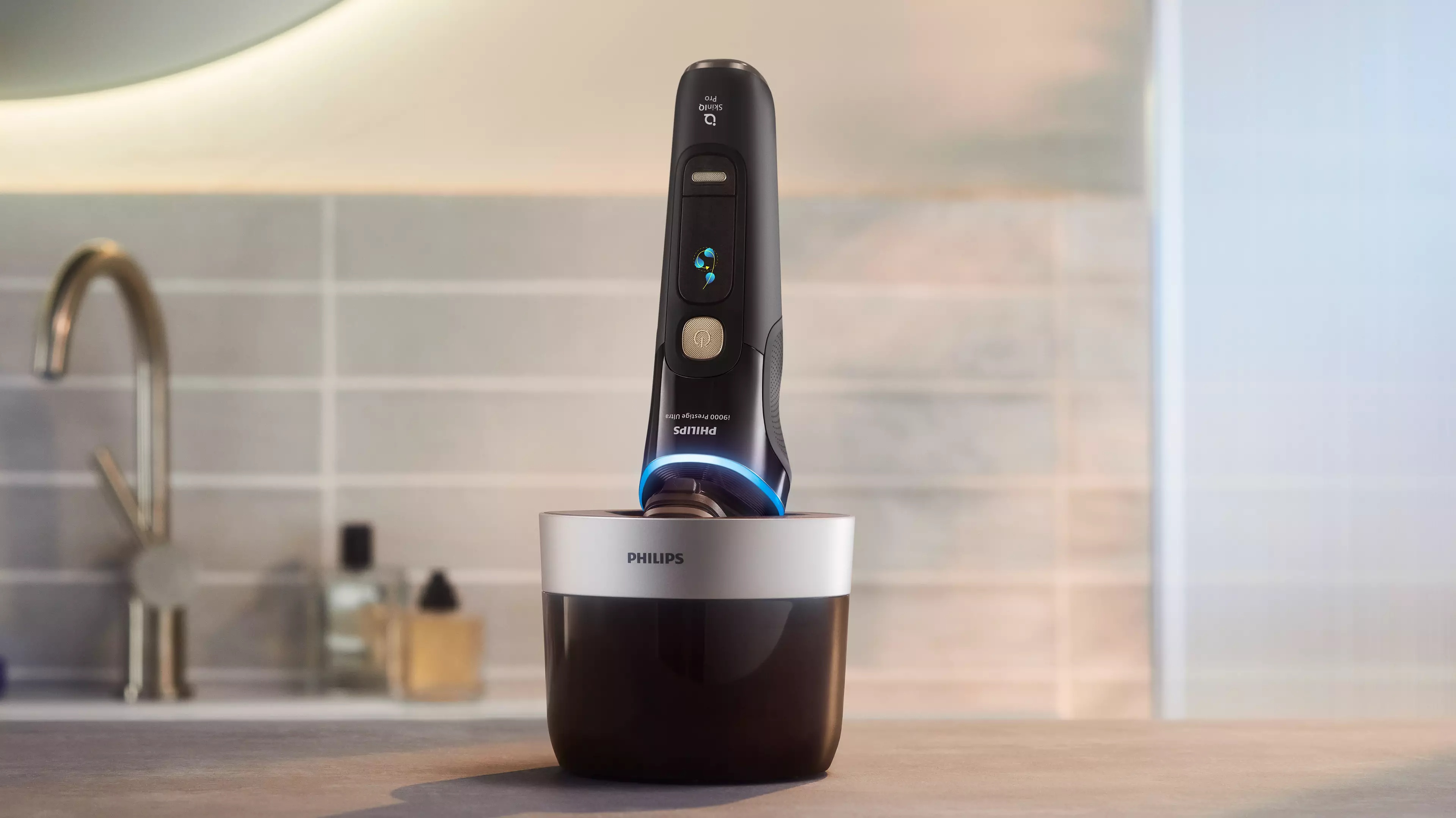 Męska golarka elektryczna Philips ze stacją czyszczącą