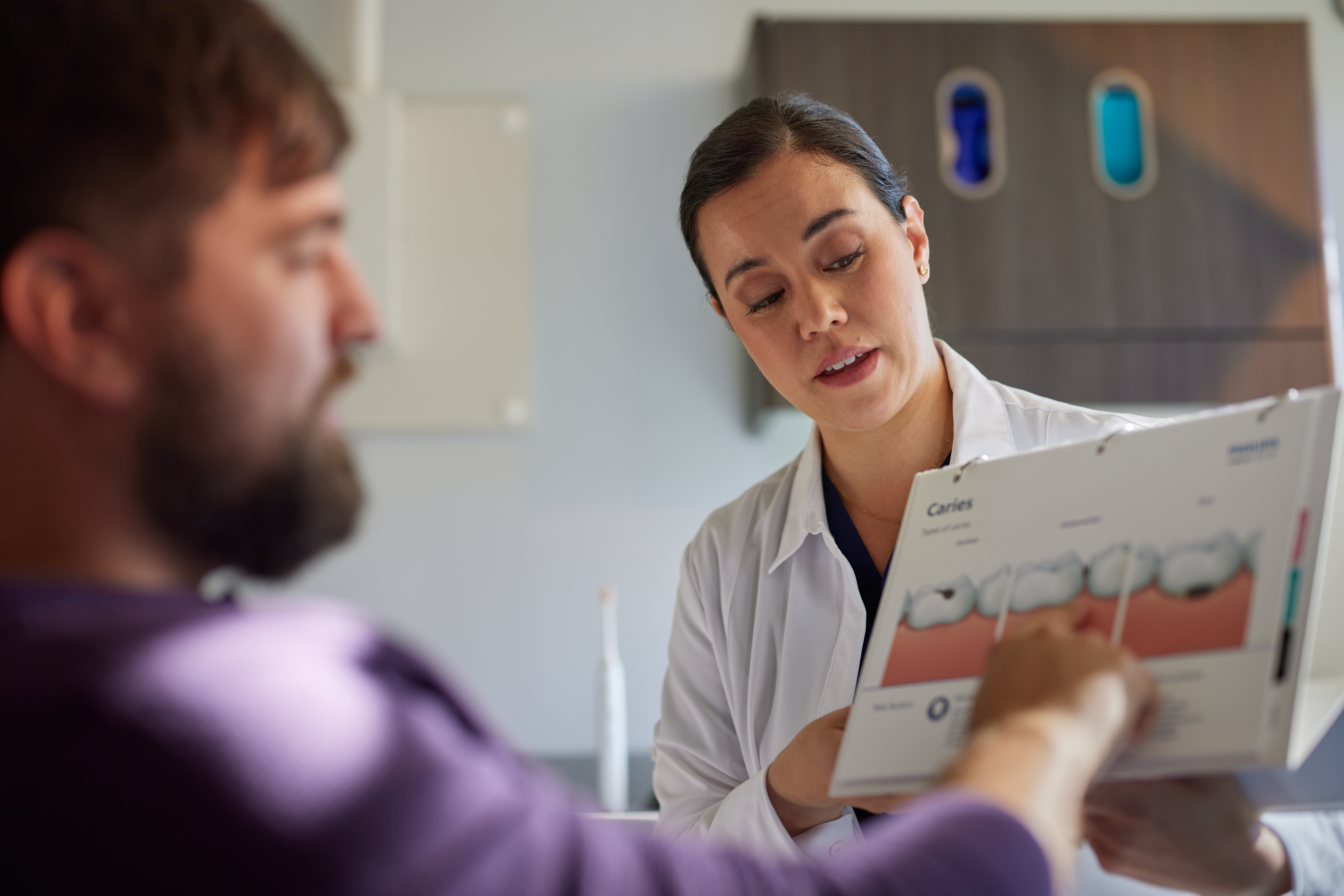 Чи впливає стрес на здоров'я зубів та ясен