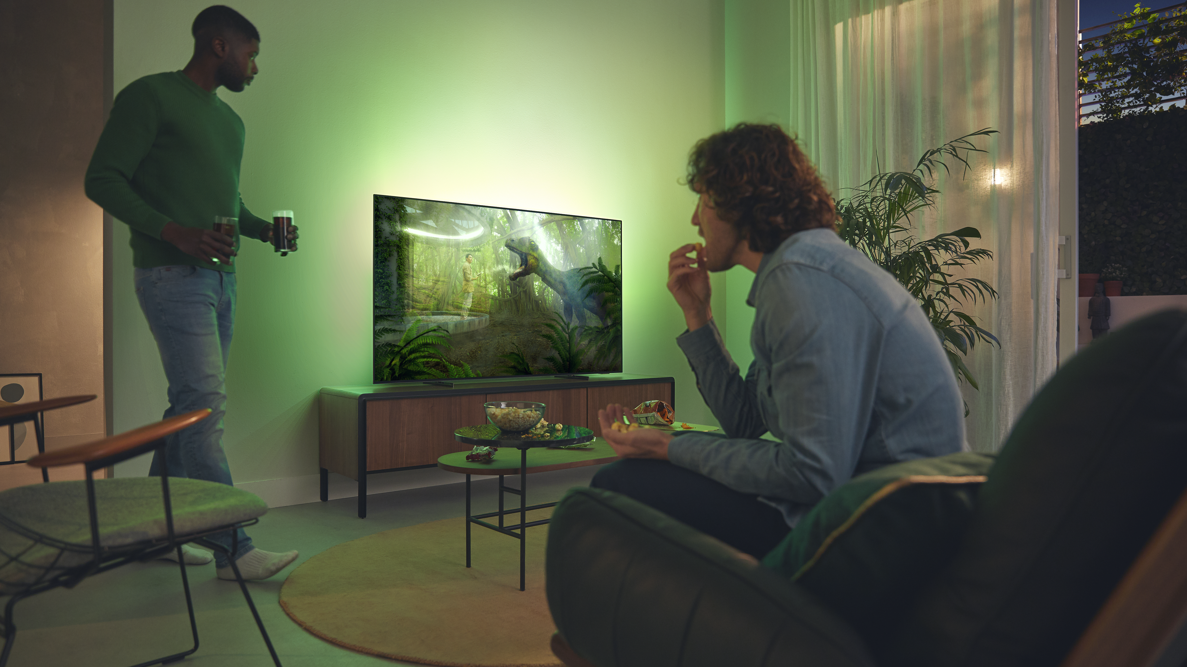 Svetainė su „Philips Ambilight“ televizoriumi