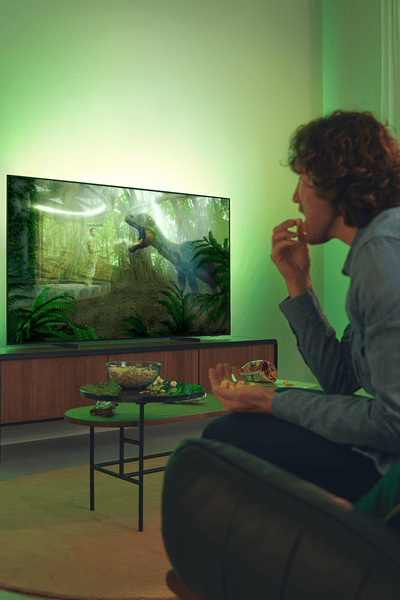 Svetainė su „Philips Ambilight“ televizoriumi