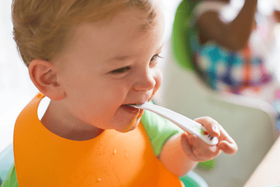 Care este cea mai bună rutină de hrănire la 10 luni?