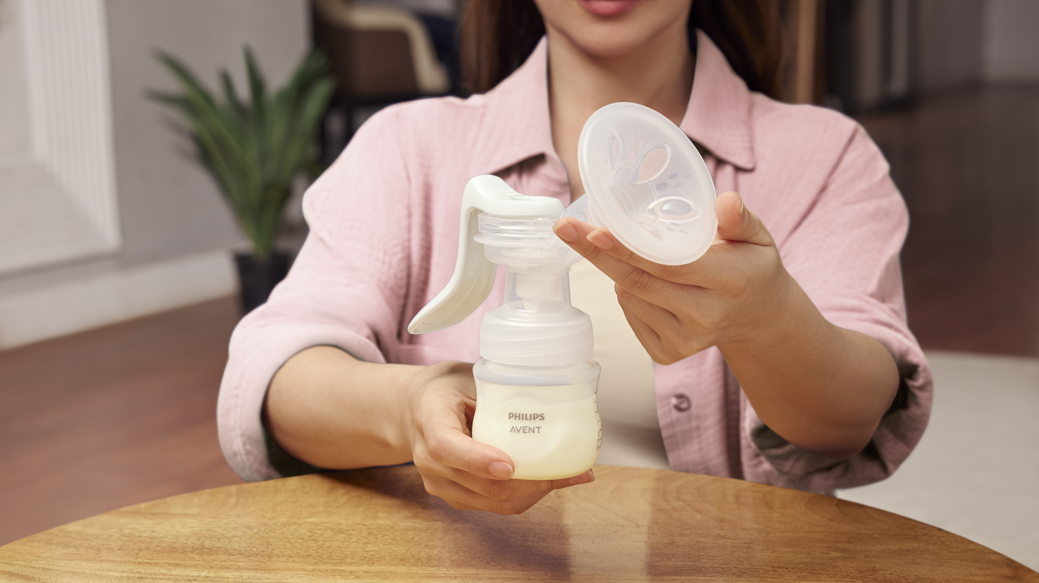 Mãe na cama bombeando com o bebê