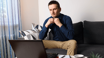 Bărbat bine îmbrăcat care își ajustează gulerul cămășii