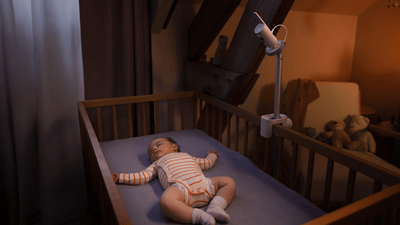 Primer plano de un bebé durmiendo en la cama