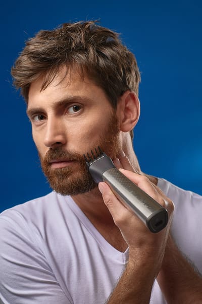 Чоловік з тримером Philips