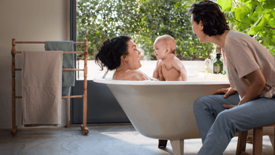 Батьки піклуються про дитину