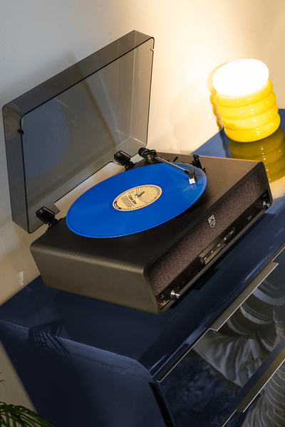 Eine Frau hört Musik auf einem Philips Heim-Audiosystem.