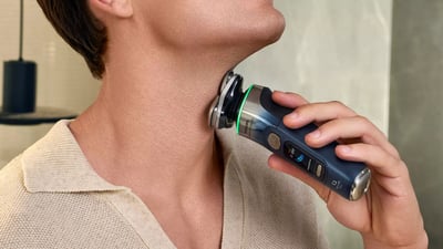 Mężczyzna golący się golarką Philips i9000 Prestige Ultra