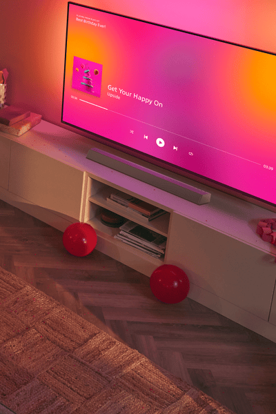 Uma sala de estar com um televisor Philips Ambilight TV