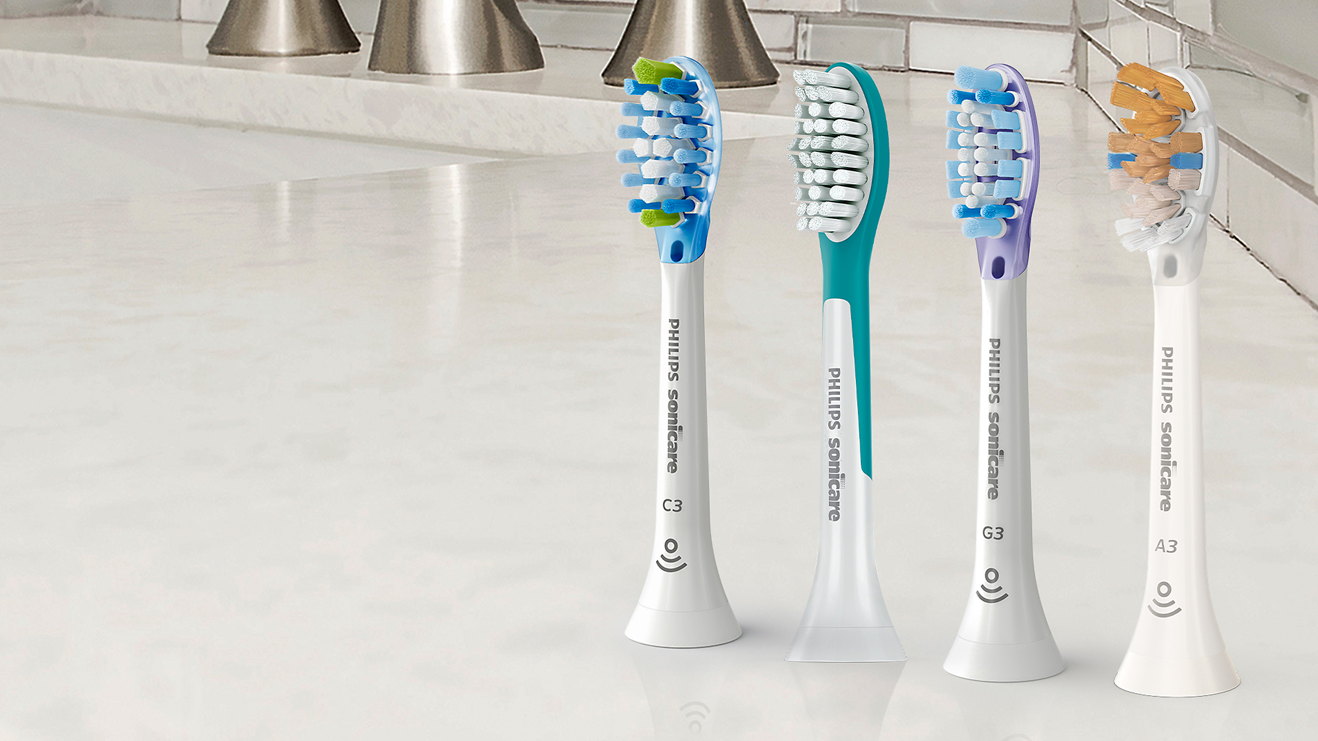 Hlavice zubnej kefky na poličke v kúpeľni