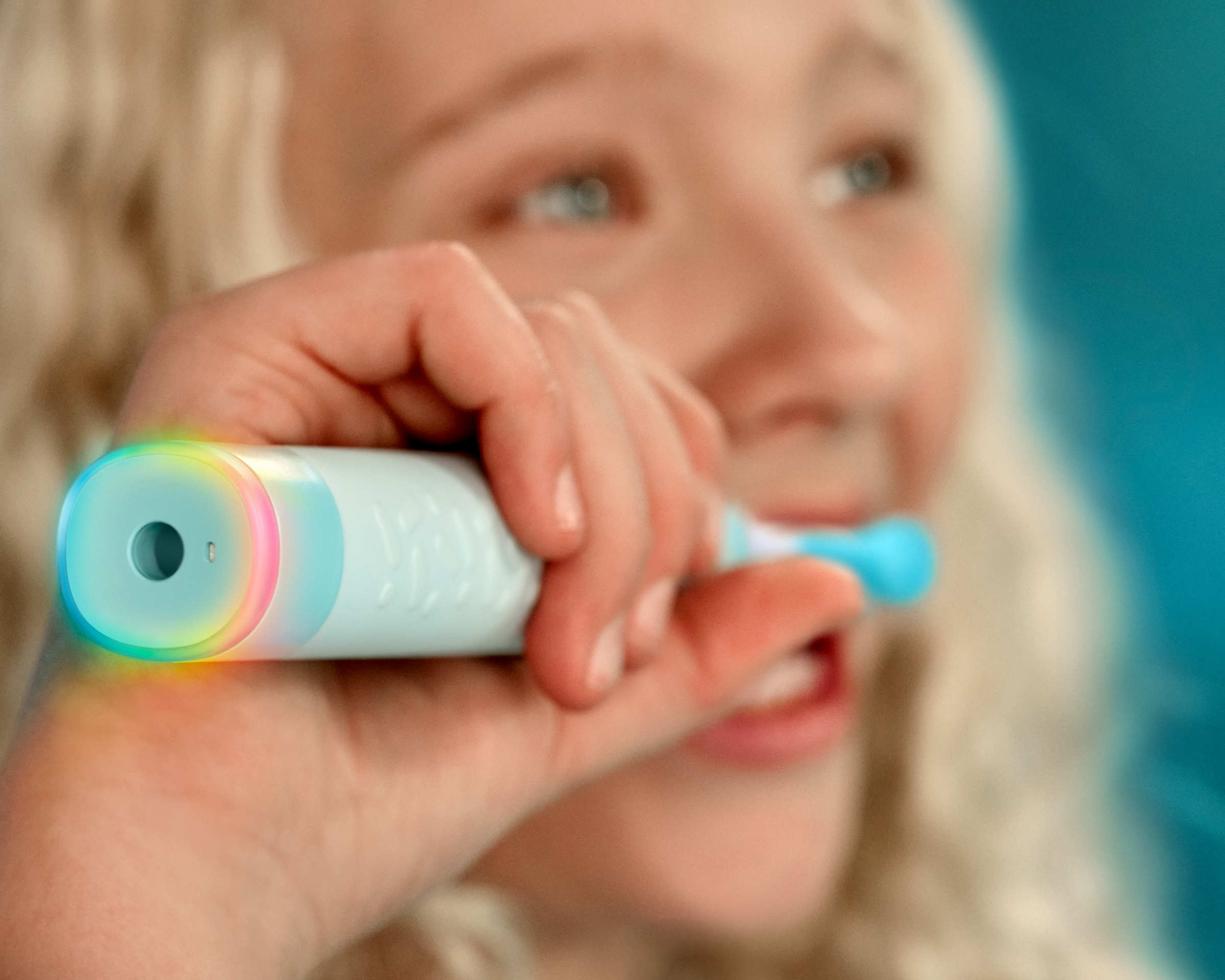 Meisje dat poetst met Sonicare For Kids.
