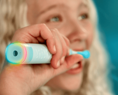 Meisje dat poetst met Sonicare For Kids.