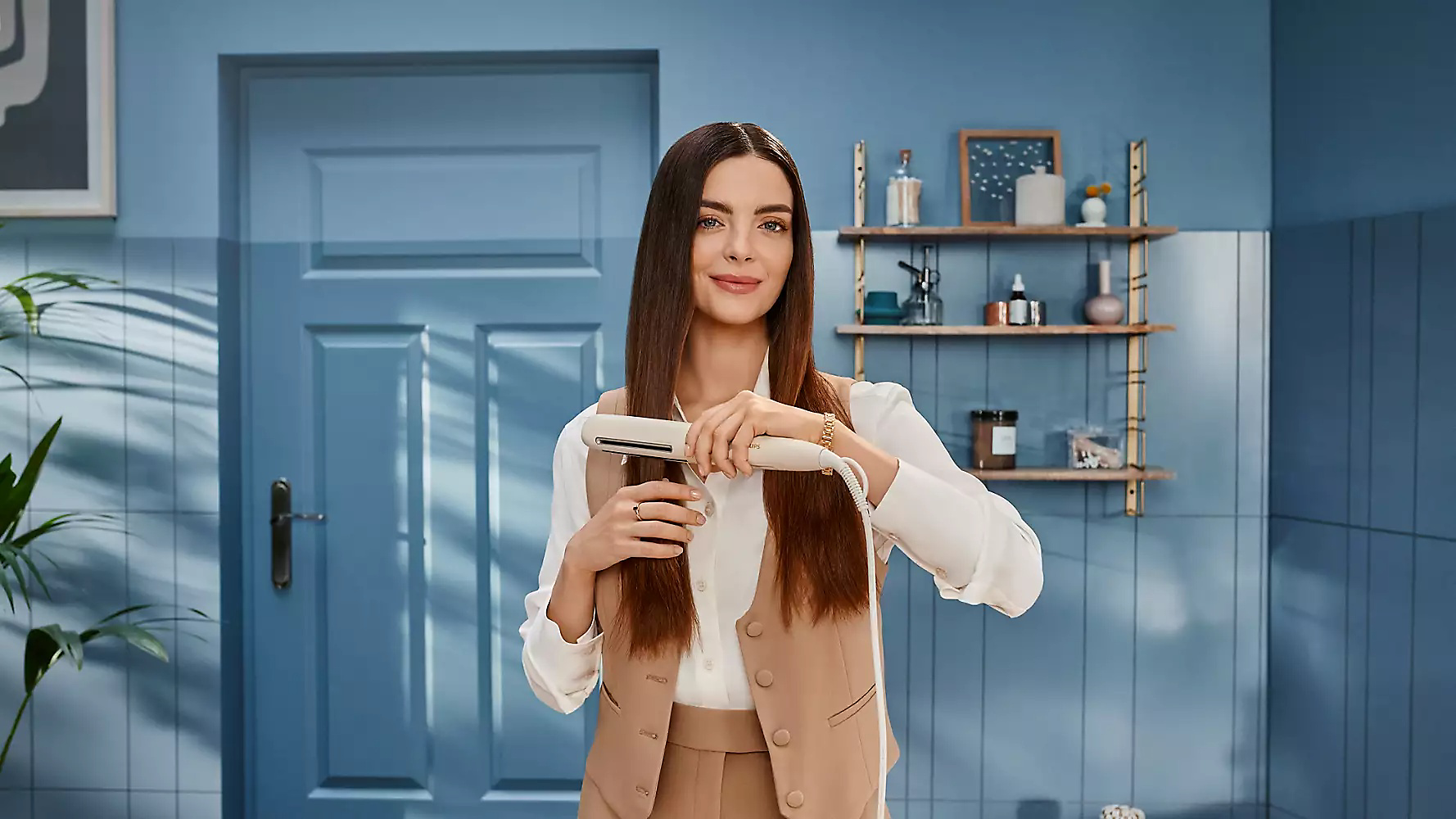 Жінка випрямляє волосся