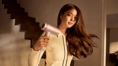 femei care folosesc uscător de păr