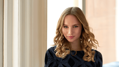 Žena spokojná s účesom