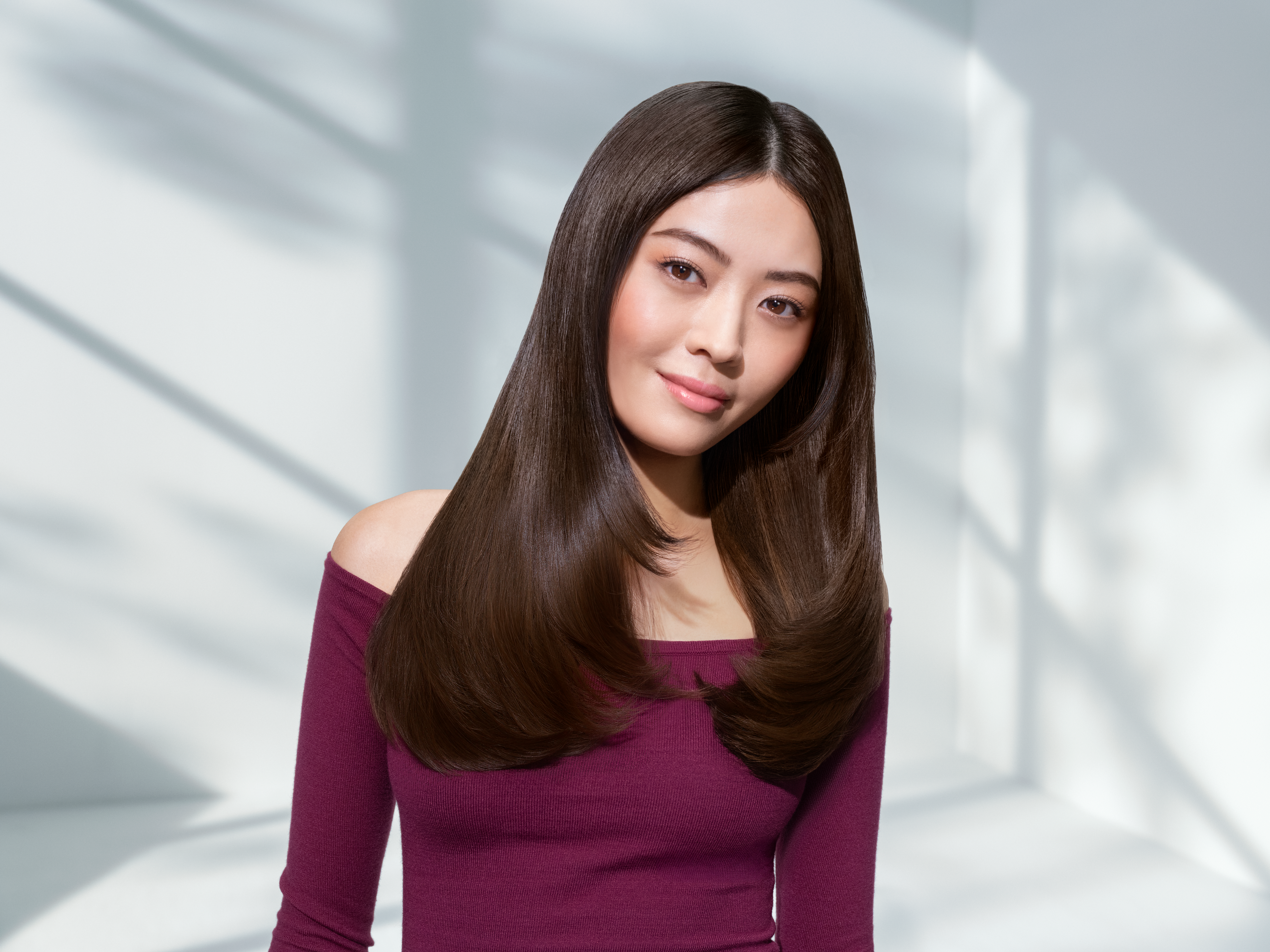 Woman with stronger, smoother and shinier hydrated hair