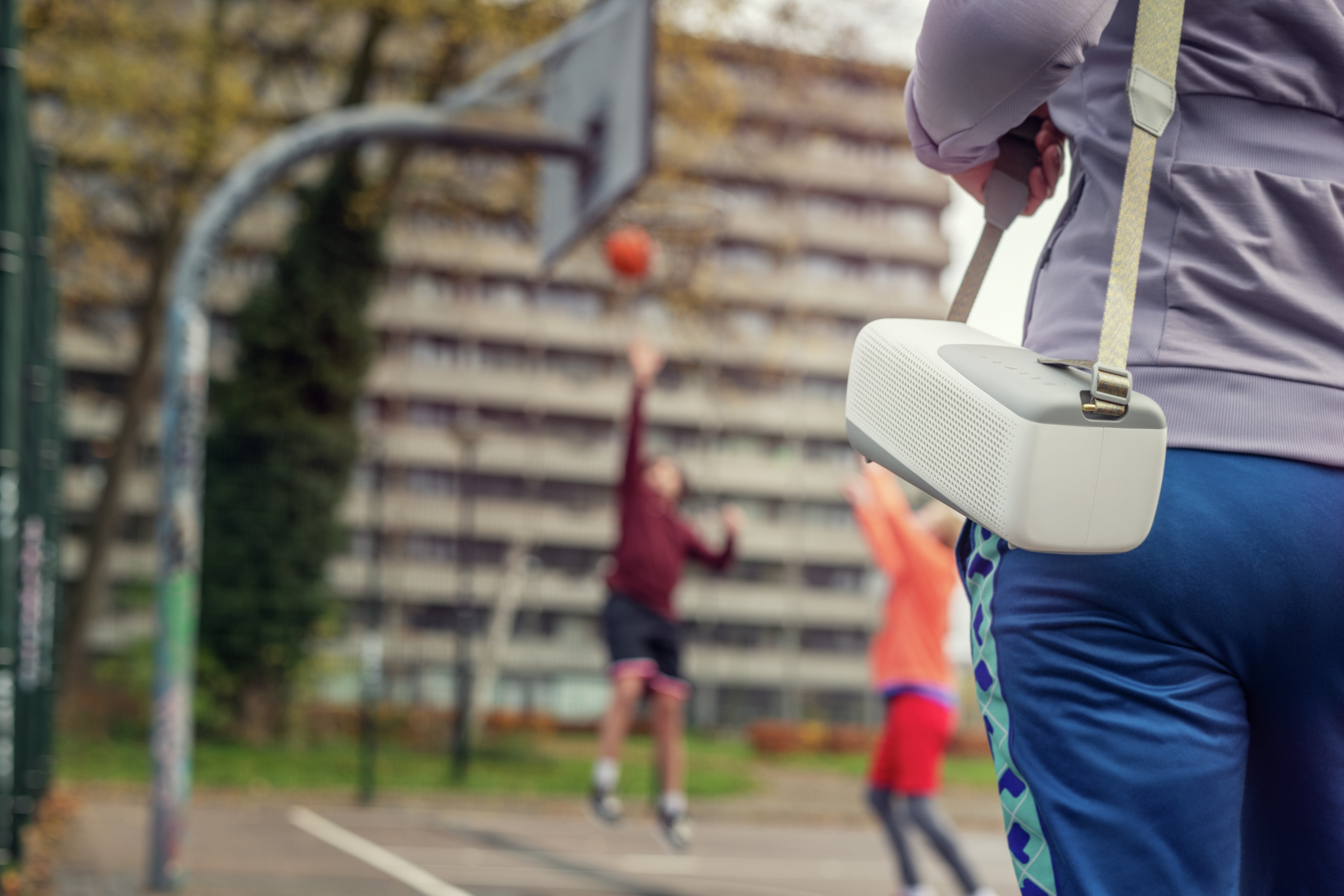 Žena nosi svoj Philips bluetooth zvučnik za remen