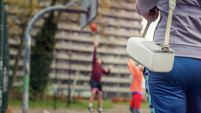 Žena nosi svoj Philips bluetooth zvučnik za remen