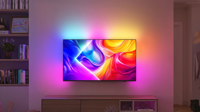 Philips Ambilight televizors ar krāsainu gaismu, kas tiek projicēta uz viesistabas sienas
