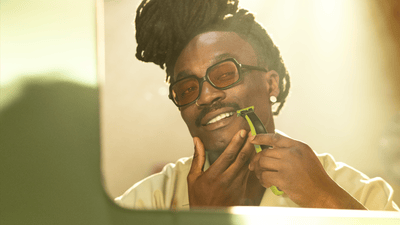 Prim-plan cu un bărbat care își aranjează barba cu OneBlade