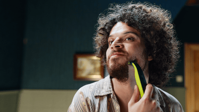 Zbliżenie mężczyzny pielęgnującego brodę za pomocą OneBlade