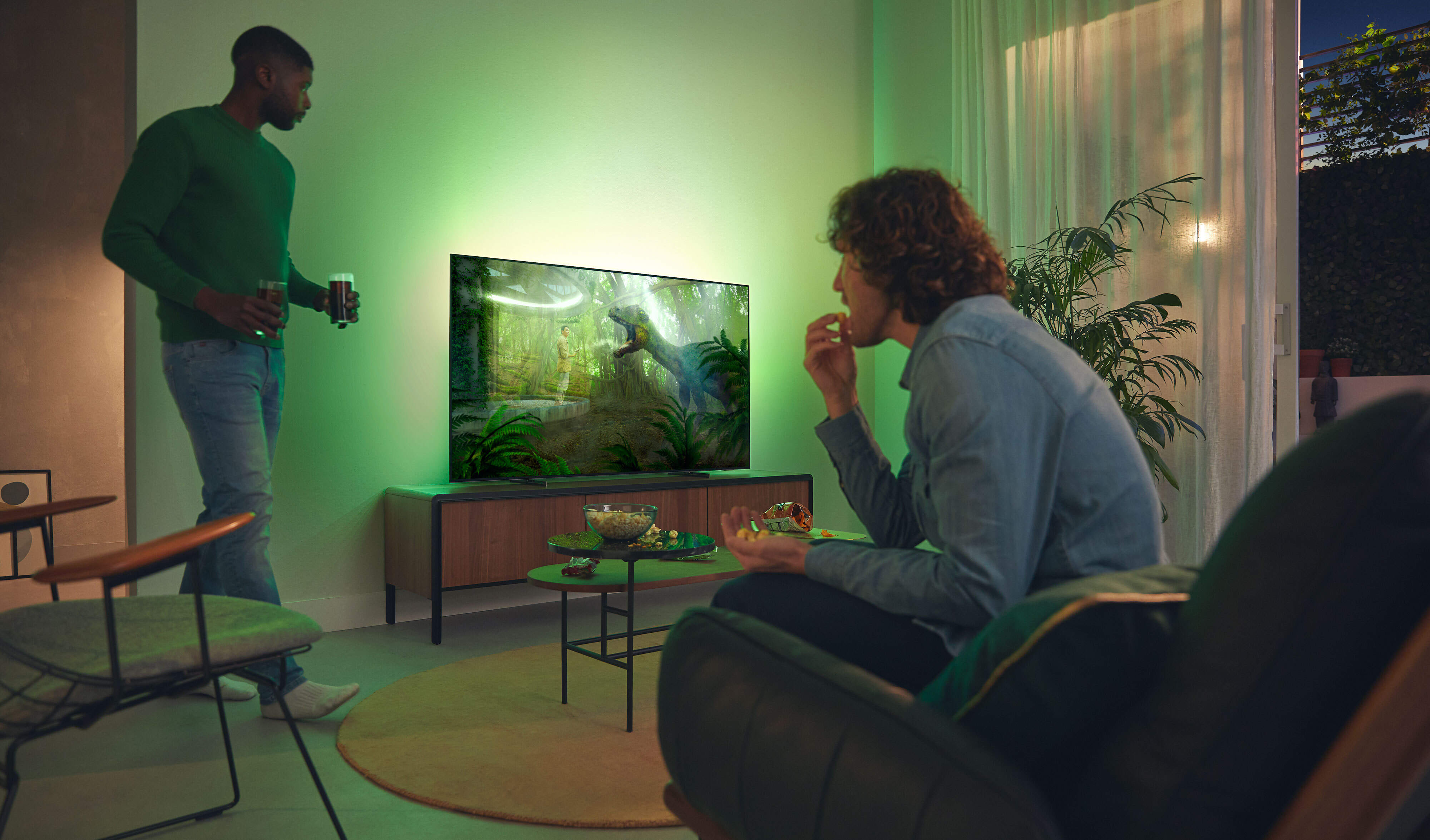 Ein Wohnzimmer mit einem Philips Ambilight TV