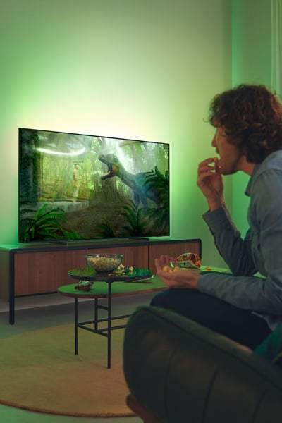 Un salon équipé d'un téléviseur Philips Ambilight