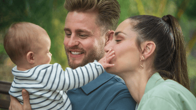 Спокойный момент после кормления грудью в мягком свете