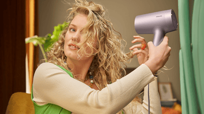 ženske sušijo lase s sušilnikom za lase