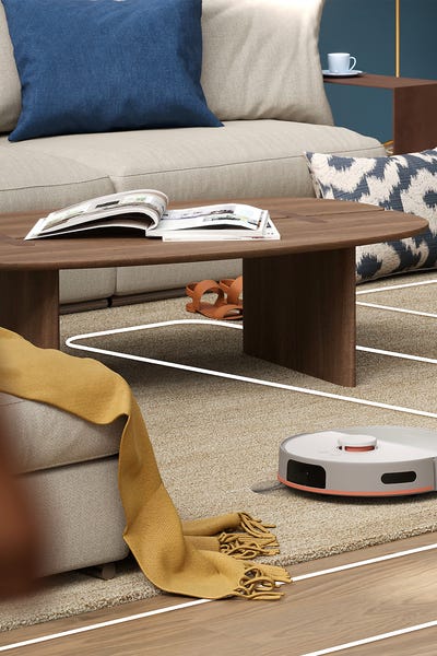 Robots putekļsūcējs taisnās līnijās tīra dzīvojamās istabas paklāju.