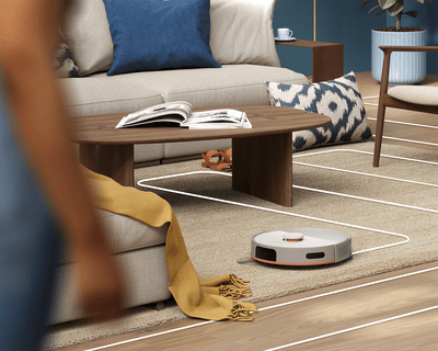 Robots putekļsūcējs taisnās līnijās tīra dzīvojamās istabas paklā...