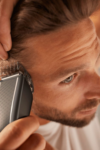 Hombre con un cortapelos