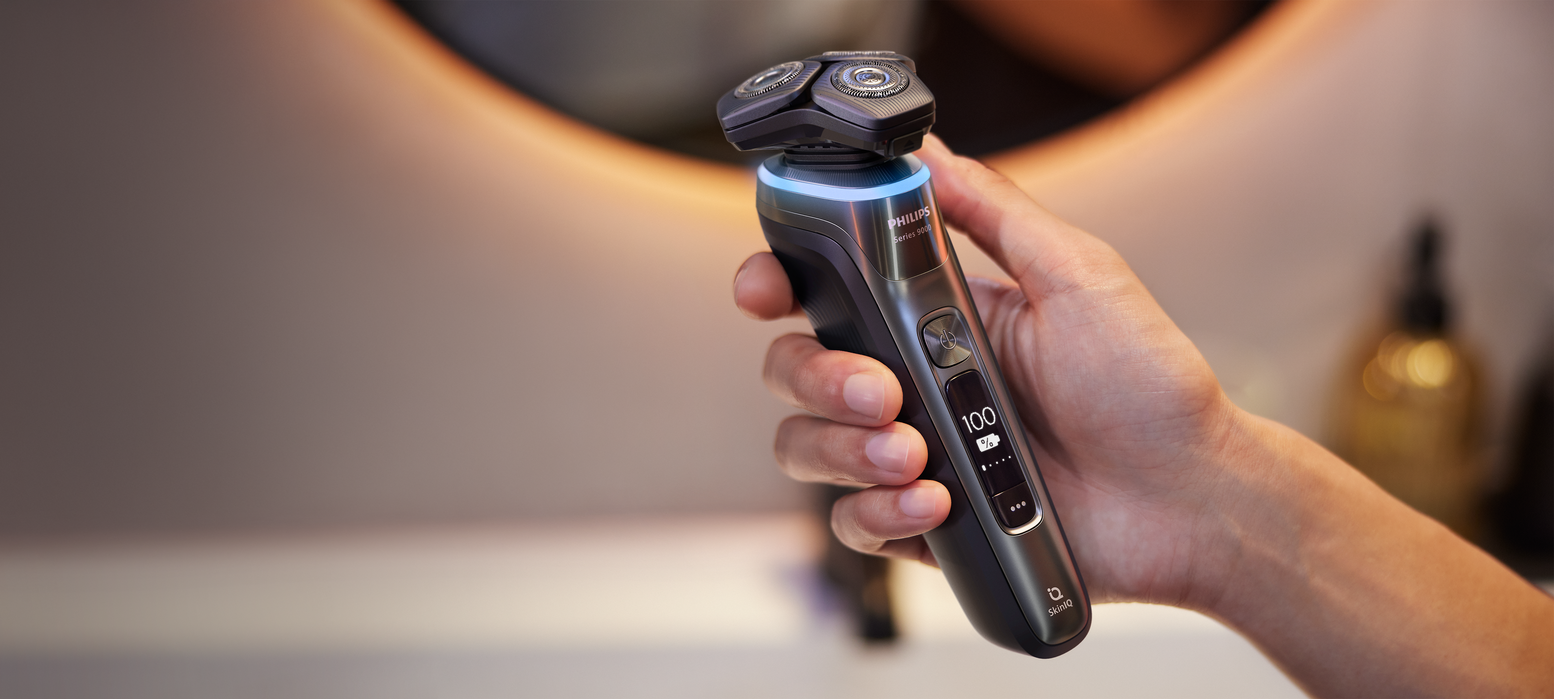 Una mano sosteniendo una cuchilla