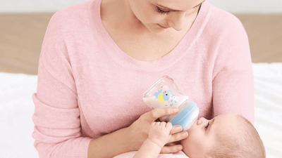 Dieťa pije z fľaše