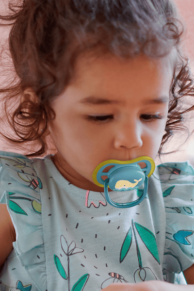 תינוק עם מוצץ