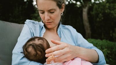 Мать, использующая электрический молокоотсос